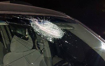 Hàng loạt ô tô bị ném gạch, đá làm vỡ kính trên cao tốc Hà Nội - Thái Nguyên