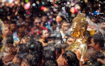 Lễ hội té nước Songkran: Đừng giữ mình khô ráo nếu muốn hưởng hạnh phúc!