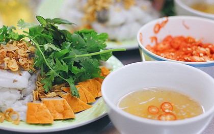 Hàng bánh cuốn lâu năm ở Hà Nội có món nước chấm đặc biệt không hề dùng mắm