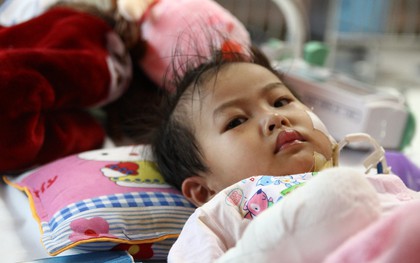 Xót xa bé gái 3 tuổi phải phẫu thuật tháo khớp tứ chi sau cơn sốt nhiễm khuẩn huyết