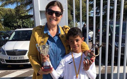 Ronaldo chúc mừng con trai lại giật giải Vua phá lưới cấp trường