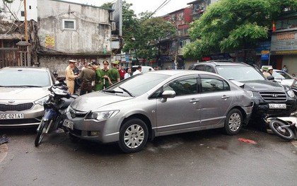 Hà Nội: Ô tô tông hàng loạt phương tiện trước cổng viện Bạch Mai, 6 người bị thương nhập viện cấp cứu