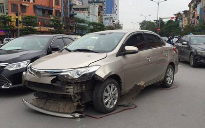 Hà Nội: Đi từ khu tiệc cưới ra, ô tô húc văng 3 xe máy khiến 3 người bất tỉnh, tài xế nhanh chóng rời khỏi hiện trường