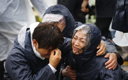 Những hình ảnh trong vụ chìm phà Sewol khiến hơn 300 người thiệt mạng vẫn khiến mọi người ám ảnh