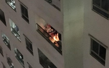 Xôn xao clip một người dân vô tư đốt vàng mã ở ban công chung cư cao tầng đông đúc nhất Hà Nội
