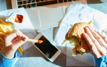 Đã dặn lòng phải giảm cân nhưng vẫn ăn uống quá độ? Đây có thể là những sai lầm bạn đang mắc phải