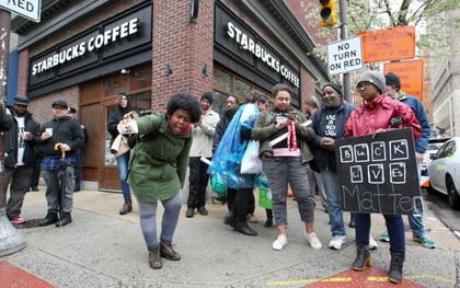 Bị cáo buộc phân biệt chủng tộc, Starbucks tạm thời đóng hơn 8,000 cửa hàng tại Mỹ cho nhân viên đi tập huấn