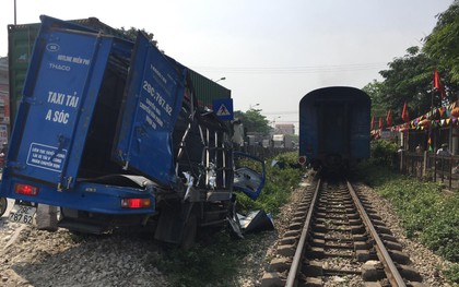 Hà Nội: Qua đường ray không quan sát, xe tải chở hàng bị tàu hỏa đâm bẹp, tài xế thoát chết trong gang tấc