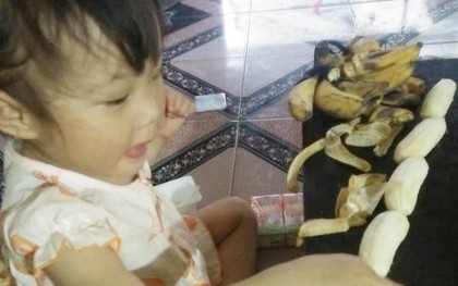 Mẹ vừa mua được nải chuối quay đi 5 phút đã bị con gái vặt sạch, "hô biến" thành đoàn tàu và đám em bé đắp chăn