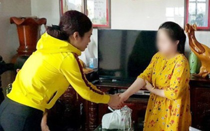 Nữ phụ huynh xin lỗi giáo viên thực tập sau khi đánh người này nhập viện