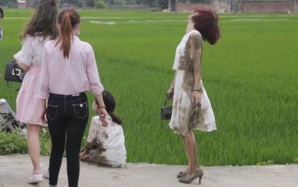 Góc đen đủi: Hai thiếu nữ váy trắng tinh khôi đang vi vu đi ăn cưới thì lao xuống ruộng