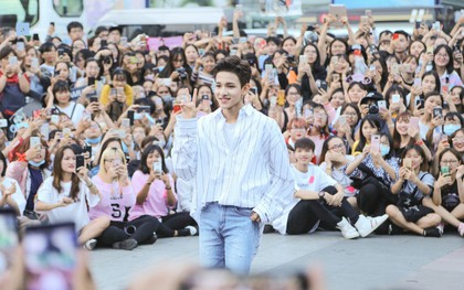 Fan hò hét khản cổ khi "Hoàng tử lai" Samuel biểu diễn hit đầu tay giữa phố đi bộ Nguyễn Huệ