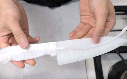 Chàng trai quấn màng bọc thực phẩm làm thành con dao, tưởng đồ chơi nào ngờ dao siêu bén, thái gì cũng đứt