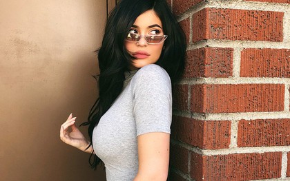 Gần 3 tháng sau sinh, Kylie Jenner khoe dáng nóng bỏng trong bộ đầm ôm khiến dân tình truy bằng được thứ cô mặc