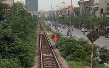 Hà Nội: Thanh niên gối đầu lên đường ray ngủ ngon lành khiến cả đoàn tàu phải dừng lại để gọi dậy