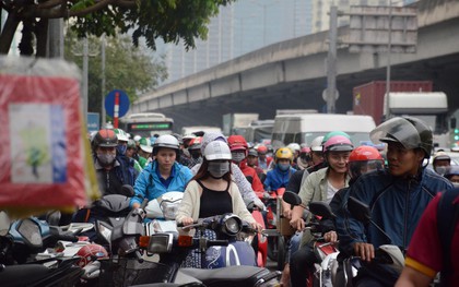 Kết thúc ngày làm việc trước kỳ nghỉ lễ 30/4, hàng nghìn người dân khăn gói về quê khiến nhiều tuyến đường ách tắc