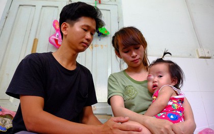 Bé gái gõ cửa 12 bệnh viện để chữa bệnh u mắt hiểm đã sang Singapore tìm phép màu