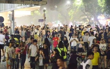 Người dân 2 miền đổ xuống đường vui chơi dịp lễ 30/4: Hà Nội đông đúc, Sài Gòn bình yên