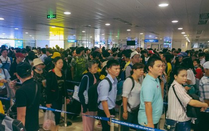Hàng trăm khách vật vờ ở sân bay Tân Sơn Nhất từ rạng sáng để về quê, đi du lịch dịp lễ 30/4