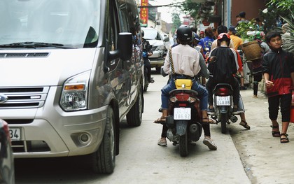 Chùm ảnh: Ô tô, xe máy nhích từng chút trong thị trấn Sapa do lượng người đổ về vui chơi lễ 30/4 tăng đột biến