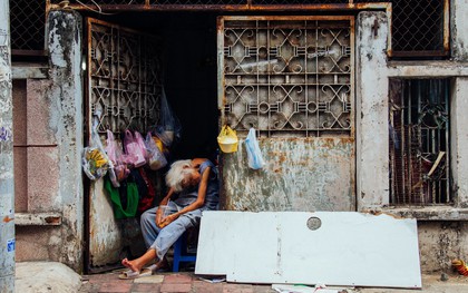 Chuyện của ngoại Liên cô đơn: Sống nhờ vào tình thương hàng xóm để cưu mang những con vật cơ nhỡ giữa Sài Gòn