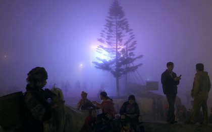 Chùm ảnh: Du khách thích thú tận hưởng khí lạnh ở thị trấn Sapa mờ sương vào dịp lễ 30/4