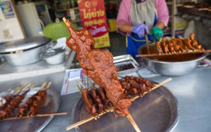Thịt gà xiên nướng phủ nước cốt dừa đặc biệt ở Thái Lan, bảo đảm ăn là nghiện