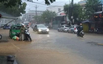 Du khách phải thay đổi lịch trình vì Phú Quốc mưa rất to vào sáng 30-4