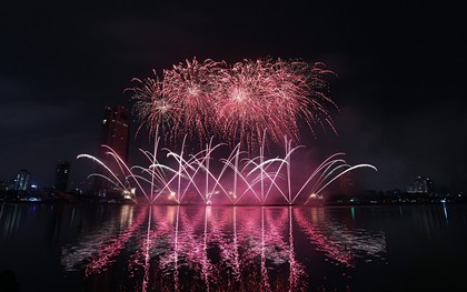 Chùm ảnh: Nhìn lại những màn pháo hoa đẹp mắt trên bầu trời Sài Gòn và Đà Nẵng trong đêm 30/4