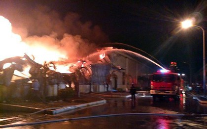 Vụ cháy xưởng chứa bông ở Móng Cái: 800 người tham gia dập lửa từ 2h sáng, đến tối đám cháy vẫn bùng lại