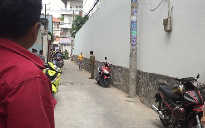 Cô gái bị đâm tử vong với nhiều vết thương trong phòng trọ ở Sài Gòn, một nam thanh niên vội vã chạy ra ngoài