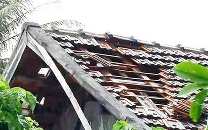 Nghệ An: Mưa đá, lốc xoáy "càn quét" bất ngờ, hàng trăm ngôi nhà bị tốc mái