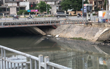 Nhiều người dân tháo chạy khi phát hiện xác nam thanh niên dưới chân cầu vì trước đó cứ nghĩ là mannequin