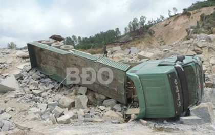 Đang vào bãi khai thác, xe chở đá lật đè chết một công nhân