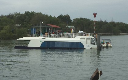 Tàu cao tốc triệu USD ở Sài Gòn bị nước tràn vào khoang, 42 hành khách hoảng sợ
