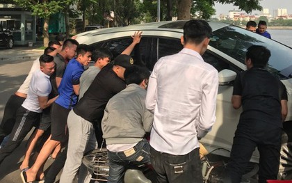 Hà Nội: Hàng chục thanh niên khiêng xe giải cứu người phụ nữ bị mắc kẹt sau cú mất lái lao lên vỉa hè