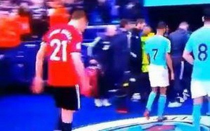 Ander Herrera ngang nhiên nhổ nước bọt vào logo Man City
