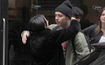 Brooklyn Beckham lại bị bắt gặp ôm người đẹp gợi cảm mới hậu chia tay Chloe Moretz