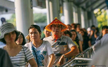 Hàng trăm hành khách trở lại Sài Gòn, chật vật đón taxi ở sân bay Tân Sơn Nhất sau kỳ nghỉ 4 ngày