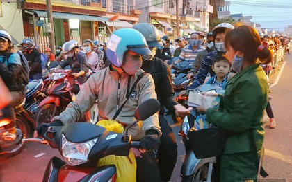Các cửa ngõ về Sài Gòn kẹt xe nghiêm trọng sau kỳ nghỉ lễ, nhân viên đến tận nơi bán vé cho khách qua phà