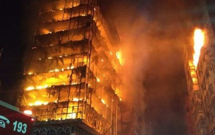 Cao ốc 26 tầng cháy ngùn ngụt rồi đổ sập