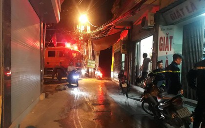 Hà Nội: Khói lửa khét lẹt từ tiệm cắt tóc sâu trong hẻm khiến nhiều người dân hoảng loạn