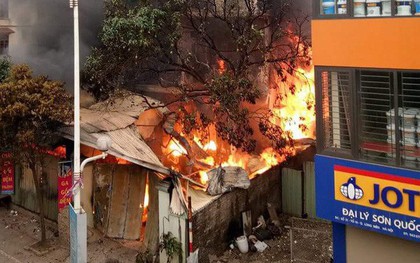 Cháy lớn tại cửa hàng chăn ga gối đệm dưới chân cầu Vĩnh Tuy, 1 cụ bà tử vong