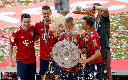 Cầu thủ Bayern Munich tắm bia mừng Đĩa bạc thứ 28 trong lịch sử