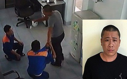 Khách bắt nhân viên, trưởng cây xăng quỳ xuống, lấy bình trà đập vào mặt
