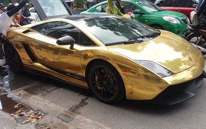 Hà Nội: Lamborghini bạc tỷ bốc khói nghi ngút giữa phố, người dân hiếu kỳ vây quanh