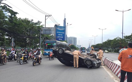 Xe ô tô đâm dải phân cách rồi lộn nhào, "ngửa bụng" trên đường phố Sài Gòn khiến nhiều người thót tim