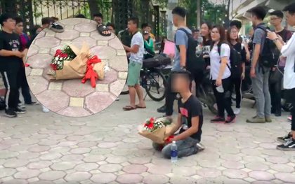 Anh chàng vứt hoa bỏ về sau 2 tiếng quỳ gối chờ bạn gái trước cổng trường Nhạc Viện Hà Nội