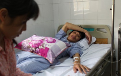 Tài xế bị đánh phun máu được chuyển lên Bệnh viện Việt Đức điều trị