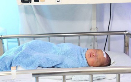 Hà Nội: 2 em bé sơ sinh cùng bị mẹ bỏ rơi tại bệnh viện